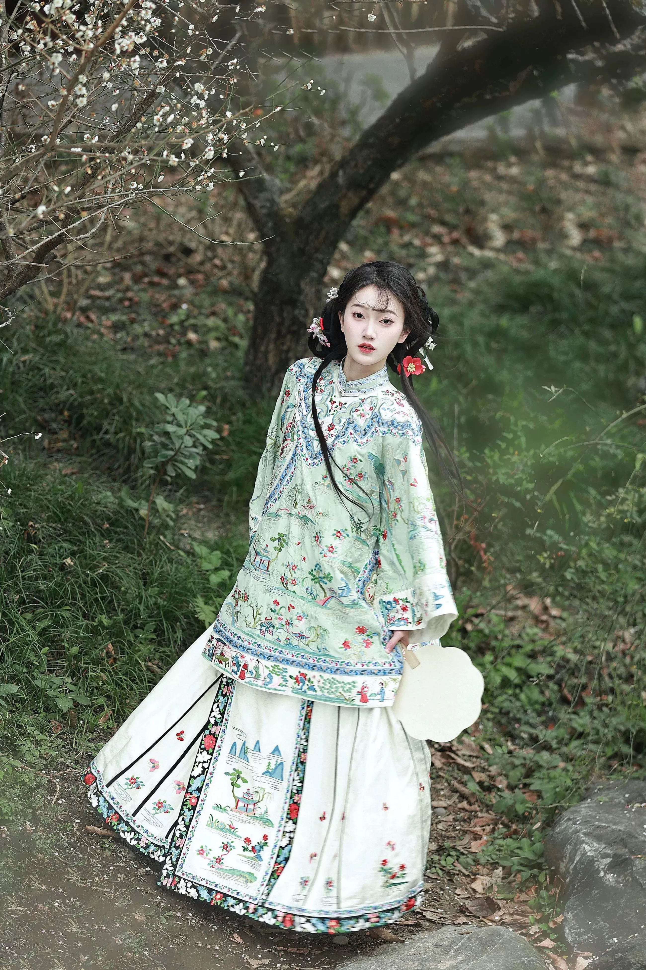 Hu Pan 湖畔 Lakeside Qing Han Embroidered Set