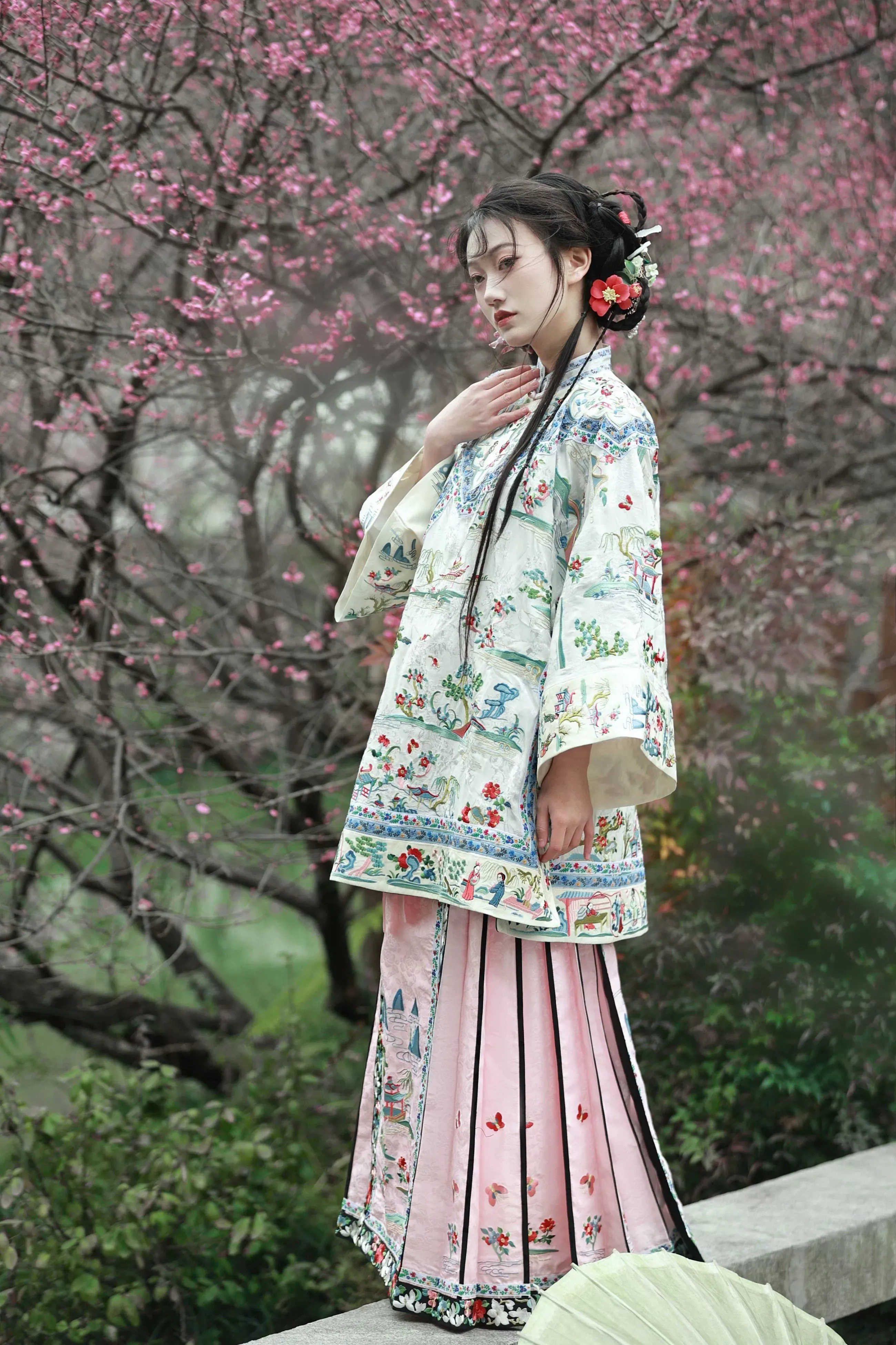 Hu Pan 湖畔 Lakeside Qing Han Embroidered Set