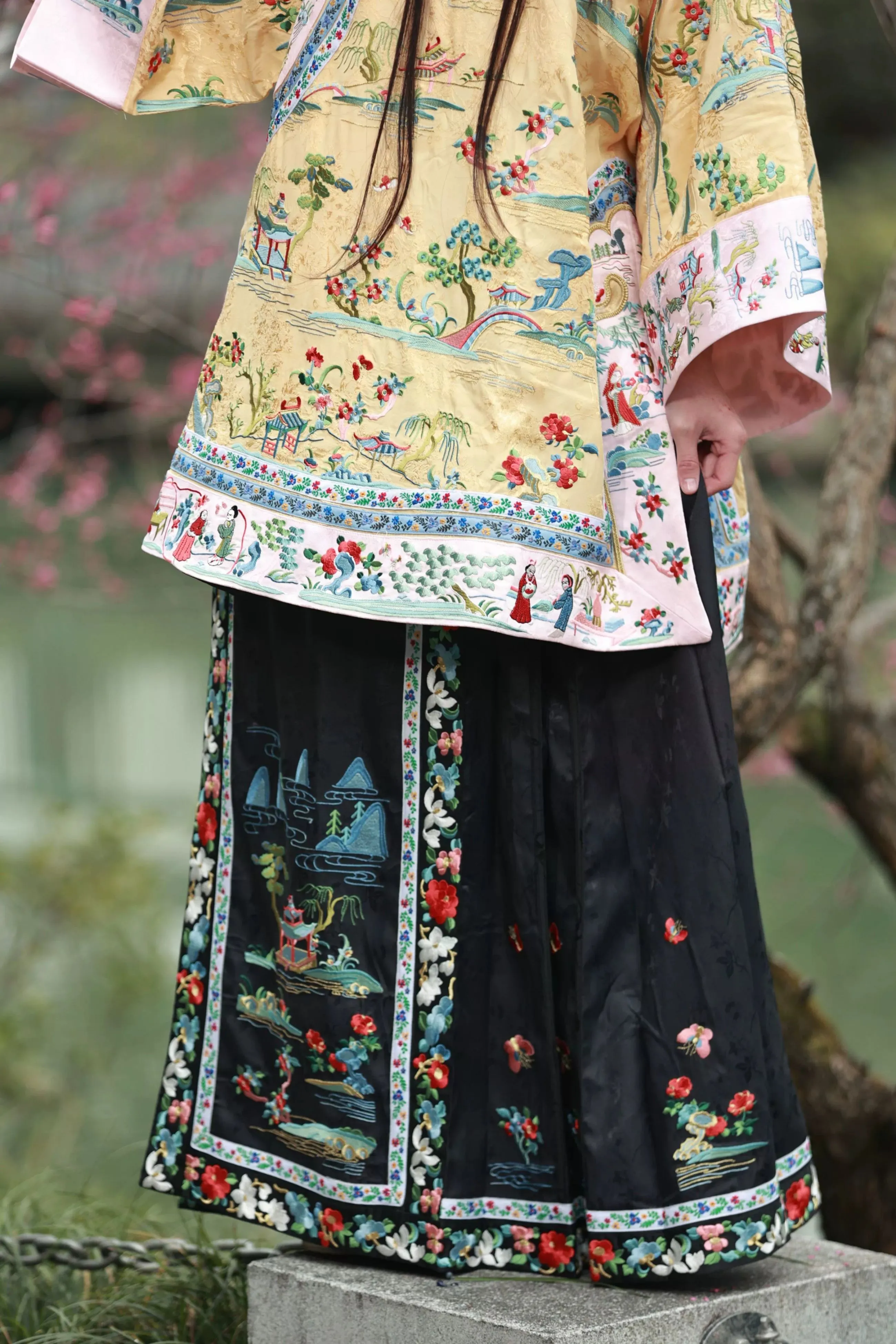 Hu Pan 湖畔 Lakeside Qing Han Embroidered Set